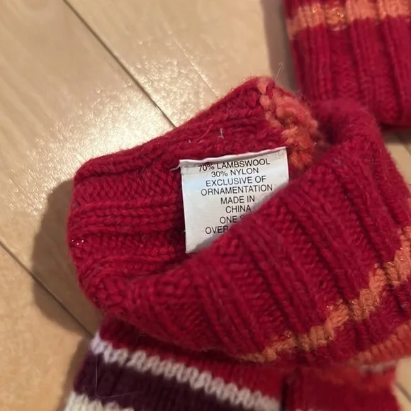 Abercrombie Knit Mittens - Picture 4 of 4